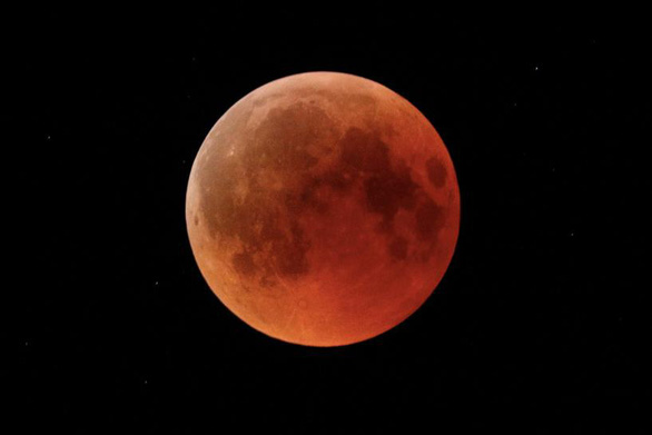 Thế giới sẽ đón hiện tượng "trăng máu" vào tháng 5-2021 - Ảnh: REUTERS