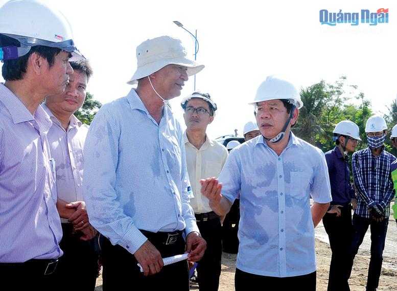 Chủ tịch UBND tỉnh Đặng Văn Minh trao đổi với lãnh đạo các sở, ngành, địa phương về việc thực hiện các dự án trên địa bàn. 
