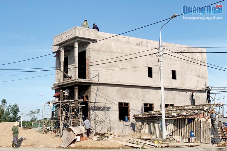 Ngôi nhà mới của gia đình ông Lê Thanh Hùng, ở khu tái định cư An Hội Nam 2, xã Nghĩa Kỳ (Tư Nghĩa) sắp hoàn thành. 