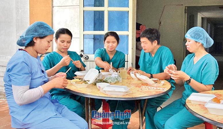 Trong nhiều tháng chống dịch, đội ngũ y, bác sĩ Trung tâm Y tế Bình Sơn cơ sở 2 phải thường xuyên dùng cơm hộp.