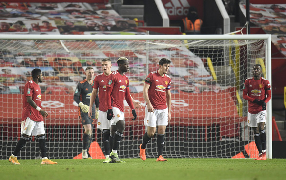 Nỗi thất vọng của các cầu thủ Man Utd sau trận thua Man City - Ảnh: REUTERS
