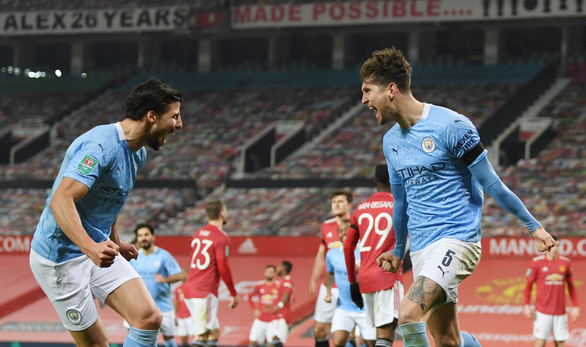 Niềm vui của các cầu thủ Man City sau khi John Stones mở tỉ số - Ảnh: REUTERS