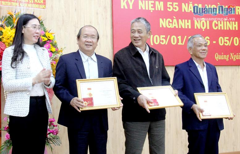 Ủy viên dự khuyết Trung ương Đảng, Bí thư Tỉnh ủy, Chủ tịch HĐND tỉnh Bùi Thị Quỳnh Vân trao Kỷ niệm chương cho các đồng chí nguyên lãnh đạo tỉnh.