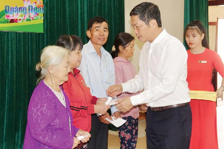 Bộ trưởng Bộ Công thương, đại biểu Quốc hội Trần Tuấn Anh (Đoàn ĐBQH tỉnh) tặng quà cho người dân trong tỉnh.                                                                                             Ảnh: NG.ĐỨC