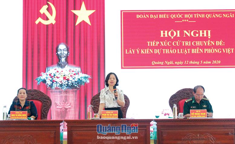 Hội nghị tiếp xúc cử tri chuyên đề lấy ý kiến dự thảo Luật Biên phòng Việt Nam do Đoàn ĐBQH tỉnh tổ chức.    Ảnh: B.SƠN