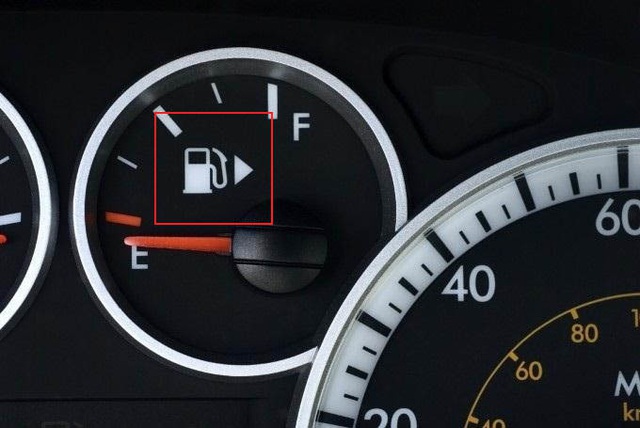 Chi tiết nhỏ này cho biết nắp bình xăng đặt tại bên nào của hông xe