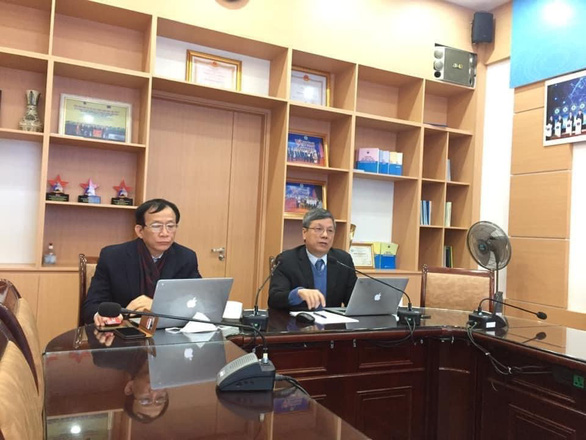 GS Ngô Quý Châu (trái) và GS Nguyễn Gia Bình hội chẩn trực tuyến hỗ trợ điều trị 2 ca bệnh nặng - Ảnh: THÚY ANH