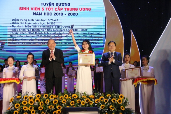 Phó thủ tướng thường trực Trương Hòa Bình và Bí thư thứ nhất Trung ương Đoàn Nguyễn Anh Tuấn trao giải Sinh viên 5 tốt cấp trung ương - Ảnh: VIỆT HƯNG