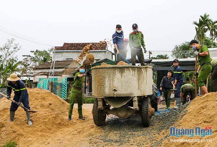 Tuổi trẻ Quảng Ngãi góp sức làm đường bên tông tại thôn An Định, xã Hành Dũng, Nghĩa Hành