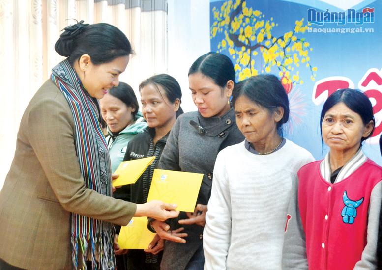 Chủ tịch Hội LHPN Việt Nam Hà Thị Nga hỗ trợ sinh kế cho phụ nữ nghèo ở huyện Ba Tơ.