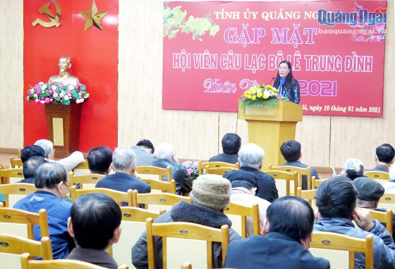 Ủy viên dự khuyết Trung ương Đảng, Bí thư Tỉnh ủy, Chủ tịch HĐND tỉnh Bùi Thị Quỳnh Vân phát biểu tại buổi gặp mặt.