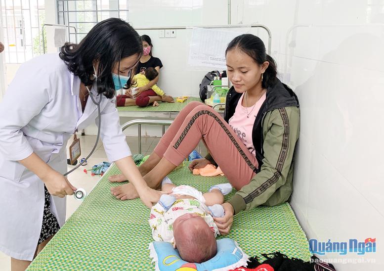Ngành y tế huyện Ba Tơ nỗ lực chăm sóc sức khỏe cho người dân. 