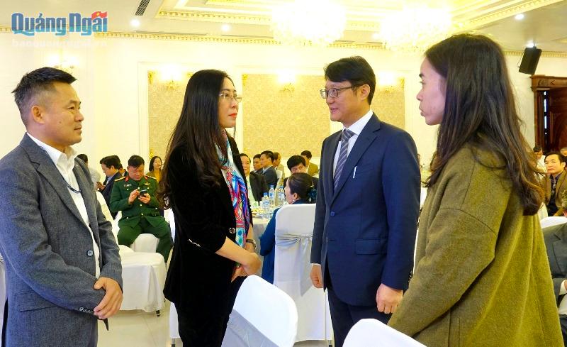 Ủy viên Dự khuyết  Trung ương Đảng, Bí thư Tỉnh ủy, Chủ tịch HĐND tỉnh Bùi Thị Quỳnh Vân trao đổi với các doanh nghiệp bên lề hội nghị