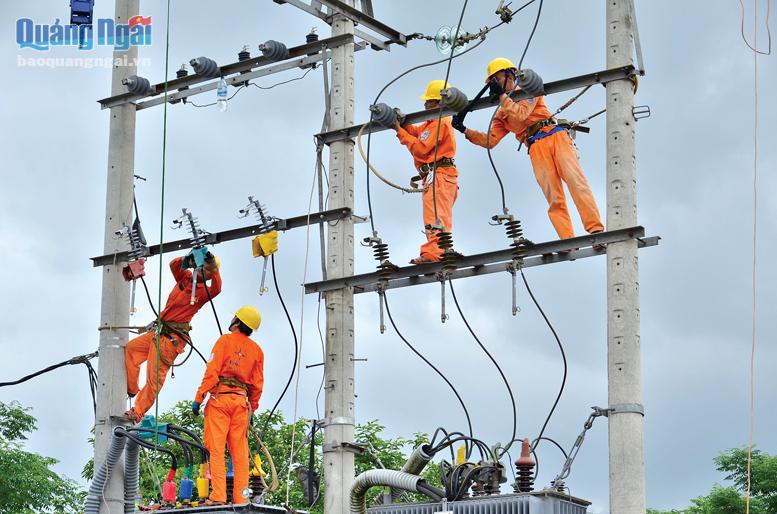 Cán bộ, nhân viên ngành điện nâng cấp lưới điện trên địa bàn huyện Ba Tơ.