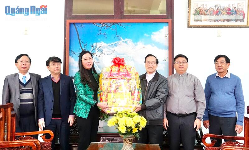 Bí thư Tỉnh ủy Bùi Thị Quỳnh Vân và các Đoàn công tác thăm, chúc Tết tại Hạt Công giáo Quảng Ngãi