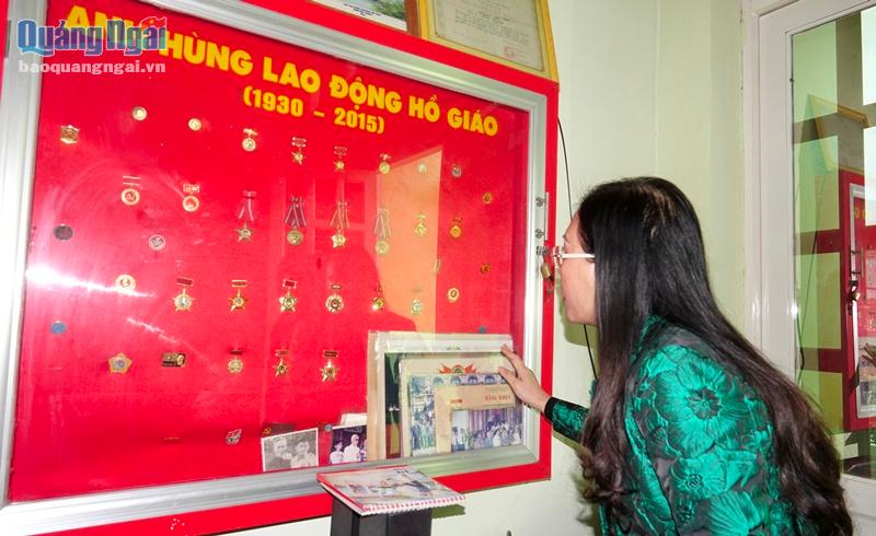 Bí thư Tỉnh ủy Bùi Thị Quỳnh Vân xem những kỹ vật của Anh hùng Lao động Hồ Giáo
