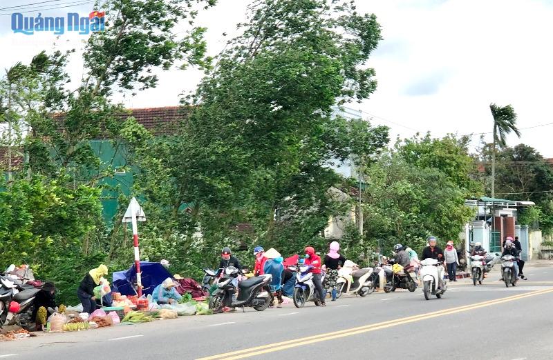 Một điểm họp chợ trái phép trên Quốc lộ 24B, đoạn qua địa bàn xã Tịnh Ấn Tây, TP. Quảng Ngãi tiềm ẩn nhiều nguy cơ TNGT
