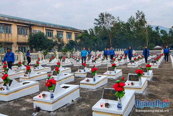 Ngày hôm nay, những chiến sĩ đã an nghỉ tại Nghĩa trang liệt sĩ xã Hành Dũng sẽ ấm lòng hơn khi được lớp người trẻ quan tâm, nhớ về