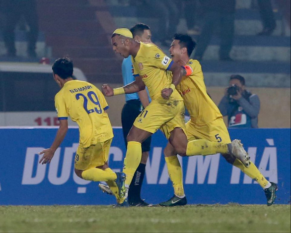 Các cầu thủ Nam Định ăn mừng bàn thắng vào lưới CLB Hà Nội - Ảnh: HỮU TẤN