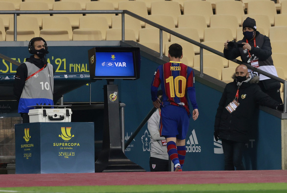 Messi rời khỏi sân sau khi bị thẻ đỏ vì đánh nguội - Ảnh: Reuters