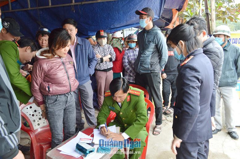 Công an huyện Bình Sơn bắt quả tang đối tượng Đinh Thị Liên nhận túi hàng ma túy từ tỉnh Thái Bình gửi từ xe khách.