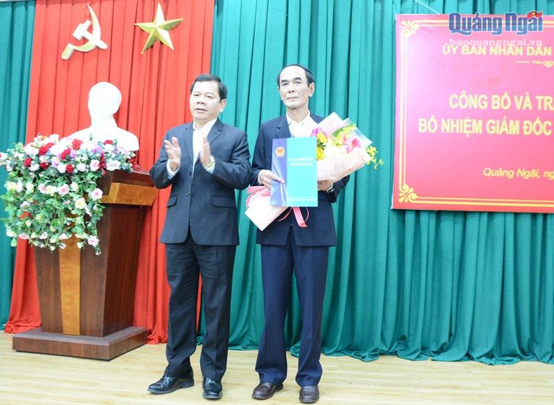 Chủ tịch UBND tỉnh Đặng Văn Minh trao quyết định, tặng hoa chúc mừng đồng chí Võ Văn Rân.