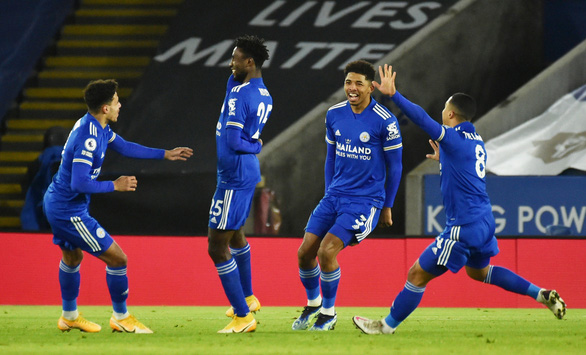 Niềm vui của các cầu thủ Leicester sau khi Wilfred Ndidi mở tỉ số - Ảnh: REUTERS
