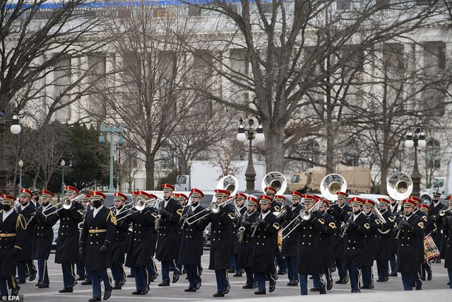 Các đội quân nhạc diễu hành qua Điện Capitol. Ảnh: EPA