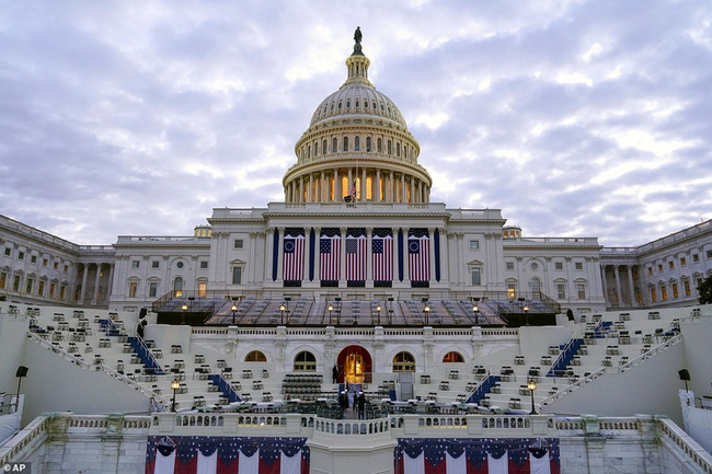 Khu vực mặt tiền của Điện Capitol treo quốc kỳ trước thềm lễ nhậm chức. Ảnh: AP