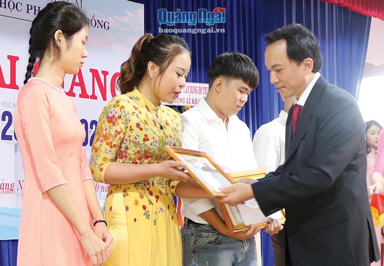 Lãnh đạo Trường Đại học Phạm Văn Đồng khen thưởng sinh viên đoạt giải cao tại các cuộc thi nghiên cứu khoa học.                Ảnh: P.V