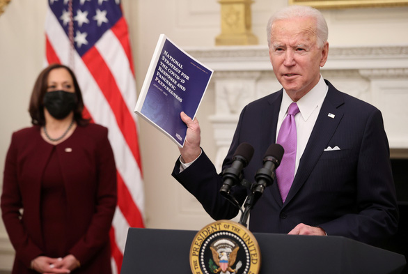 Tổng thống Biden nói về kế hoạch xử lý đại dịch COVID-19 trong cuộc họp báo ngày 21-1 (giờ Mỹ) - Ảnh: REUTERS