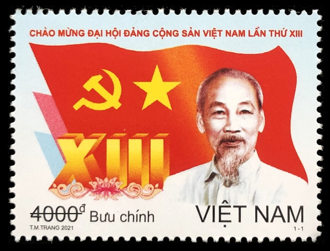  Mẫu tem bưu chính "Chào mừng Đại hội Đảng Cộng sản Việt Nam lần thứ XIII" được trưng bày tại Trung tâm Báo chí của Đại hội XIII Đại hội Đảng Cộng sản Việt Nam. Ảnh: VGP/Nhật Nam