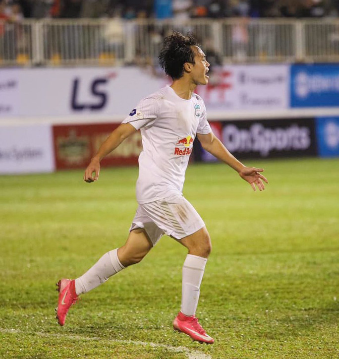 Văn Toàn tiếp tục tỏa sáng giúp đội bóng phố núi có chiến thắng đầu tiên tại V-League 2021.