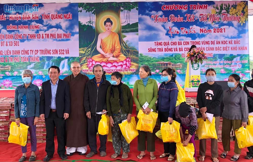 Dịp này, 500 hộ dân trong vùng dự án và có hoàn cảnh đặc biệt khó khăn ở xã Bình Trung được trao những phần quà Tết ý nghĩa