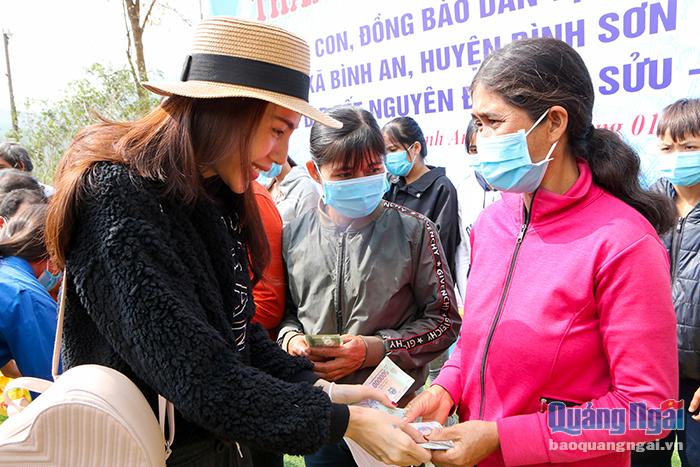 Ca sĩ Thủy Tiên trao quà Tết cho bà con dân tộc thiểu số tại xã Bình An (Bình Sơn)