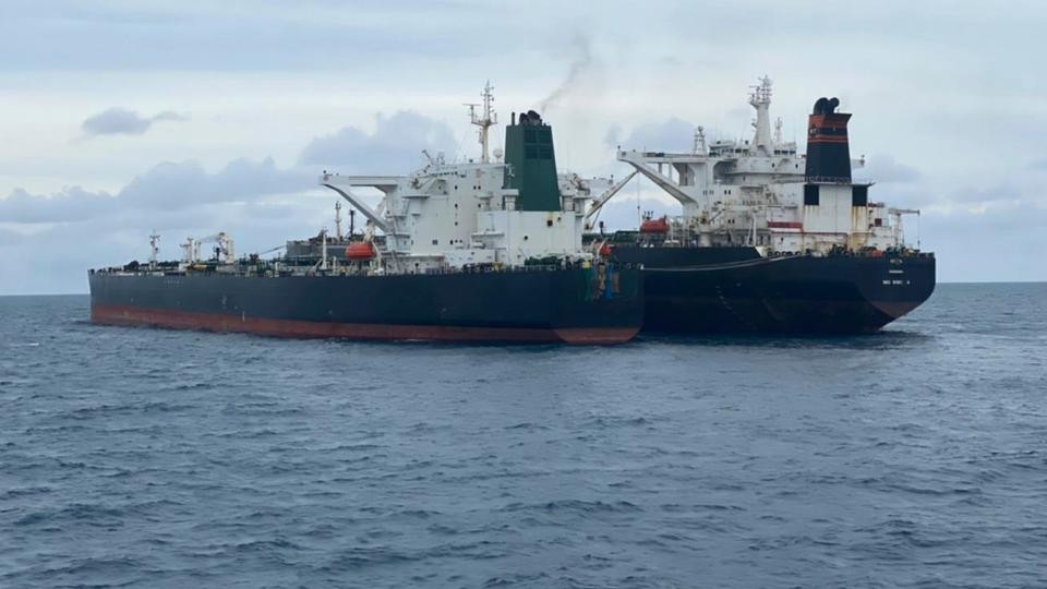 Lực lượng Bảo vệ bờ biển Indonesia đã bắt giữ hai tàu chở dầu của Iran (trái) và Panama tại vùng biển ngoài khơi đảo Borneo vì chuyển dầu bất hợp pháp hôm 24/1. (Nguồn: AP)