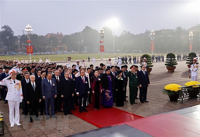 Các đại biểu dự Đại hội XIII đặt vòng hoa, viếng Chủ tịch Hồ Chí Minh