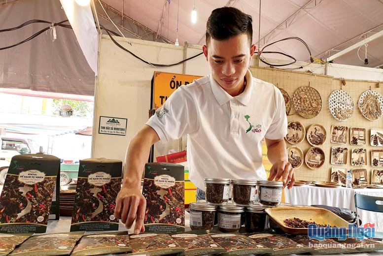 Phạm Văn Hùng giới thiệu sản phẩm dế tẩm gia vị sấy khô tại Hội chợ Xuân Quảng Ngãi 2021. 