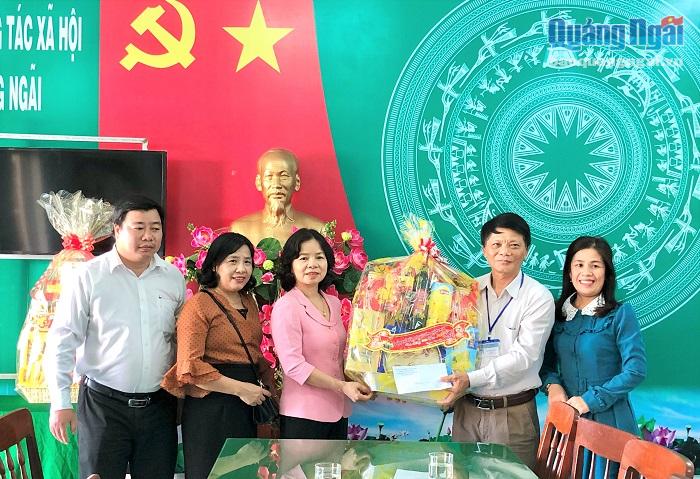 Đoàn đại biểu Quốc hội tỉnh trao quà Tết tại Trung tâm Công tác xã hội tỉnh