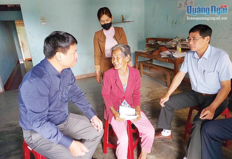 Phó Bí thư Thường trực Tỉnh ủy Đặng Ngọc Huy (bên trái) thăm hỏi bà Phạm Thị Núi, hộ nghèo ở thôn 1, xã Nghĩa Thắng  (Tư Nghĩa).  Ảnh: H.MY