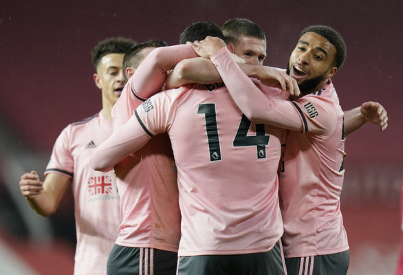 Niềm vui của các cầu thủ Sheffield United sau khi có bàn nâng tỉ số lên 2-1 - Ảnh: REUTERS