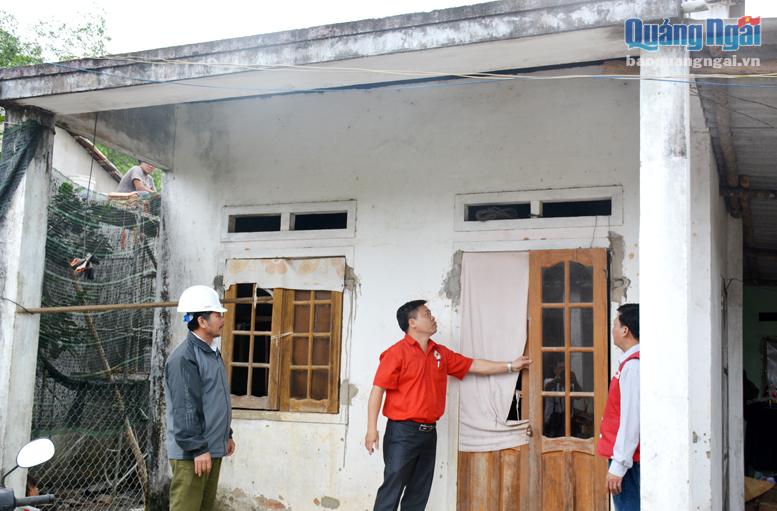 Kiểm tra nhà một hộ dân xã Hành Tín Đông (Nghĩa Hành) bị thiệt hại để hỗ trợ kịp thời.