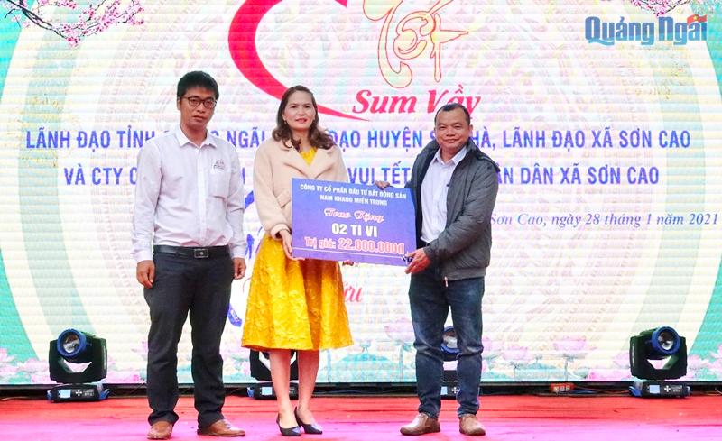 Đại diện Công ty CP Đầu tư BĐS Nam Khang miền Trung tặng tivi cho các trường học trên địa bàn xã Sơn Cao.