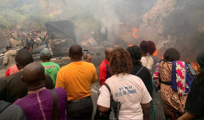 Xe chở xăng dầu tông xe buýt ở Cameroon, 53 người chết trong biển lửa