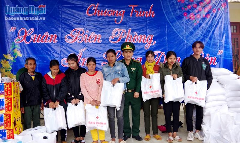 BĐBP tặng quà Tết cho người dân xã Ba Lế