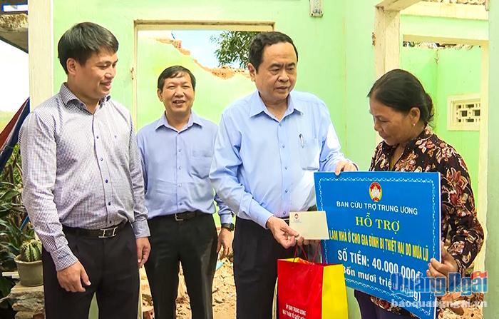 Chủ tịch Ủy ban MTTQ Việt Nam thăm và hỗ trợ kinh phí làm lại nhà ở cho một gia đình ở Bình Sơn.