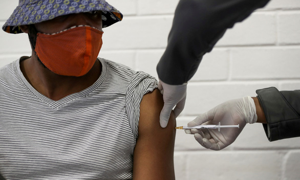 Tiêm thử nghiệm vắc xin tại BV Baragwanath ở TP Soweto, Nam Phi vào tháng 6-2020 - Ảnh: REUTERS