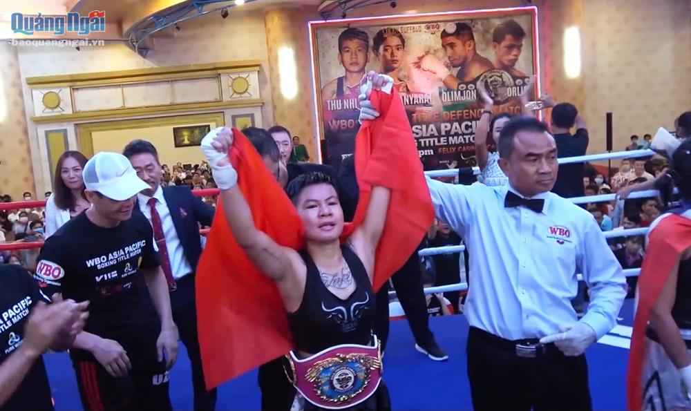 Nguyễn Thị Thu Nhi là nữ võ sĩ Việt Nam đầu tiên sở hữu một chiếc đai boxing chuyên nghiệp.