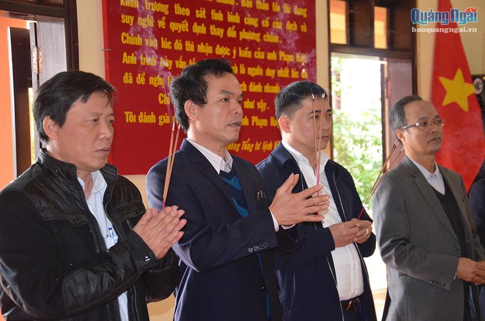 Trưởng Ban Tuyên giáo Tỉnh ủy Đặng Ngọc Dũng (Thứ hai từ trái sang) cùng đoàn dâng hương tại nhà lưu niệm đồng chí Phạm Kiệt