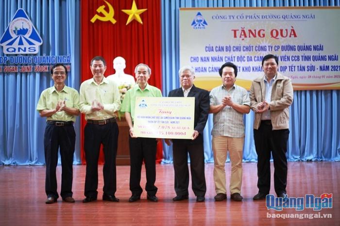 Lãnh đạo tỉnh cùng lãnh đạo Công ty CP đường Quảng Ngãi trao quà tượng trưng cho Hội nạn nhân chất độc da cam.